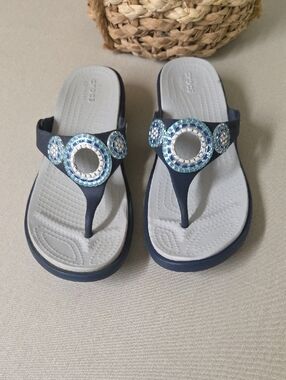 CROCS Navy Thong Sandals with Blue and Silver Gem Accents Sz 7